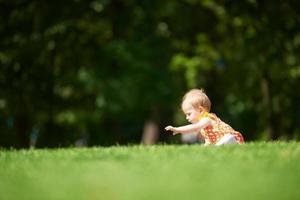 bebis i parkera foto