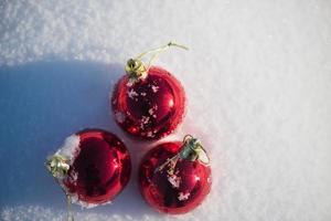 röd jul boll i färsk snö foto