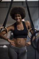porträtt av svart kvinnor efter träna doppning övning foto