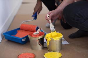 målare förbereda Färg för målning foto