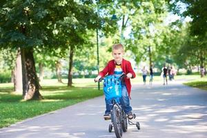 pojke på de cykel på parkera foto