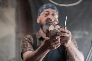 sked hantverk bemästra i hans verkstad med handgjort trä- Produkter och verktyg arbetssätt foto