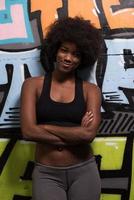 svart kvinna efter en träna på de Gym foto