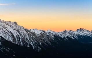 skön solnedgång se av snö capped klippig bergen på banff nationell parkera i alberta, Kanada. foto