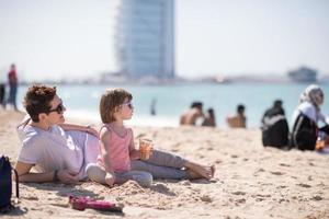 mamma och dotter på de strand foto