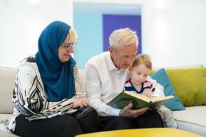 modern muslim farföräldrar med barnbarn läsning quran foto