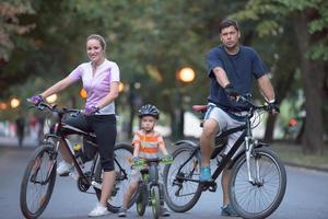 ung familj med cyklar foto