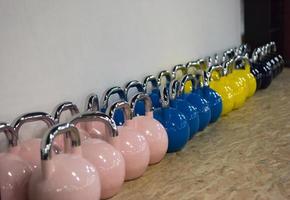 kondition kettlebellsfitness kettlebells i Gym foto