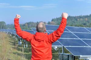 manlig sol- panel ingenjör på arbete plats foto