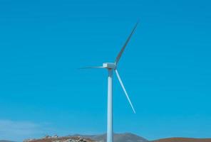 vind odla, vind gårdar. vind kraft är de använda sig av av luft strömma genom vind turbiner till mekaniskt kraft generatorer för elektrisk kraft. foto