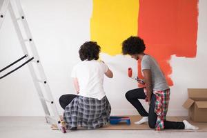 multietnisk par målning interiör vägg foto