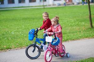 pojke och flicka med cykel foto