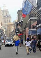 ny orleans, la, 2020 - gata scen i de franska fjärdedel av ny orleans, Louisiana, med de högre stadens centrum byggnader i de bakgrund. foto