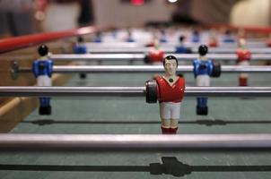 statyett av ett extra lång foosball tabell eller tabell fotboll foto