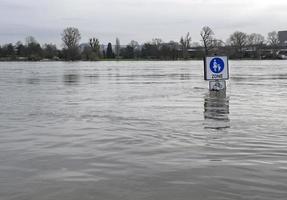 extremt väder - översvämmad fotgängarzon i Köln, Tyskland foto