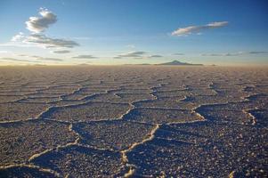 underbara mönster på ytan av saltlägenheterna i Salar de uyuni, bolivia, under solnedgången foto