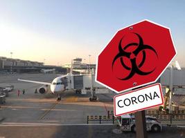 Düsseldorf, nrw, Tyskland, 2020 - en coronavirus varning tecken överlagrad på Düsseldorf flygplats foto