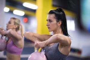 idrottare håller på med övningar med kettlebells foto