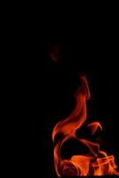 eld flamma på svart bakgrund foto