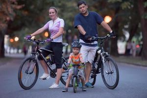 ung familj med cyklar foto