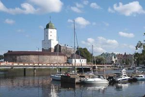 se av de medeltida riddarens slott från de stad vägbank. foto