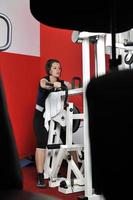 ung kvinna håller på med kondition i Gym foto