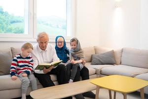 modern muslim farföräldrar med barnbarn läsning quran foto