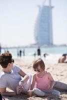 mamma och dotter på de strand foto