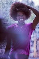 porträtt av ung afro amerikan kvinna i Gym foto