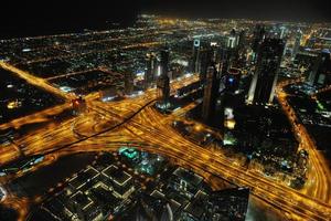 panorama av ner stad dubai stad på natt foto