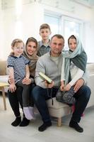 porträtt av ung Lycklig modern muslim familj foto