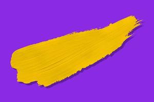 gul borsta och skugga isolerat på en lila bakgrund foto