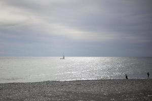 hav Strand. segling båt långt in i de hav. flickor på de Strand. havsbild. lugna Vinka. foto