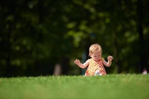 bebis i parkera foto