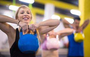 idrottare håller på med övningar med kettlebells foto