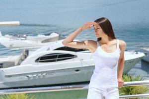 kvinna på lyx Yacht foto