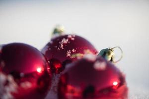 röd jul boll i färsk snö foto