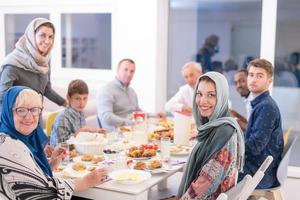 modern multietnisk muslim familj har en ramadan fest foto