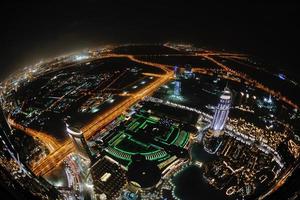 panorama av ner stad dubai stad på natt foto