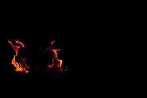 eld flamma på svart bakgrund foto