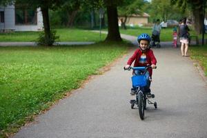 pojke på de cykel på parkera foto