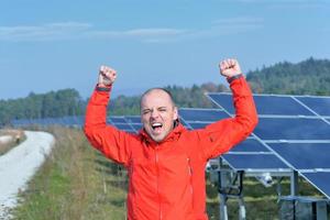 manlig sol- panel ingenjör på arbete plats foto