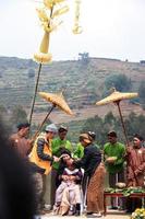 dö, indonesien - augusti 1, 2015. dieng kultur festival, turister Följ de dreadlocks procession under de dieng kultur festival händelse på dö, banjarnegara distrikt, central java foto