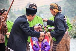 dö, indonesien - augusti 1, 2015. dieng kultur festival, turister Följ de dreadlocks procession under de dieng kultur festival händelse på dö, banjarnegara distrikt, central java foto