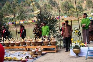 dö, indonesien - augusti 1, 2015. dieng kultur festival, turister Följ de dreadlocks procession under de dieng kultur festival händelse på dö, banjarnegara distrikt, central java foto