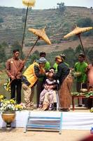 dö, indonesien - augusti 1, 2015. dieng kultur festival, turister Följ de dreadlocks procession under de dieng kultur festival händelse på dö, banjarnegara distrikt, central java foto