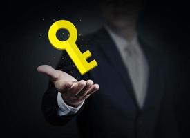 stänga upp av affärsman innehav gul nyckel i hand, företag, teknologi, internet och nätverkande begrepp. foto