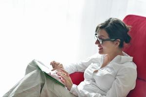 kvinna använder sig av läsplatta pc på Hem foto