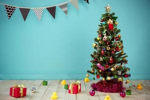 jul med dekorerad Artikel hängande i en träd foto