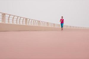 kvinna upptagen löpning på de promenad foto